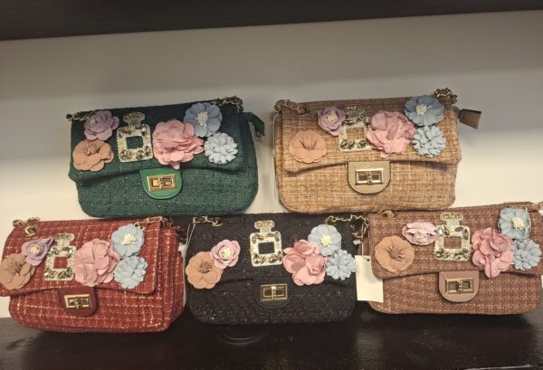 Schoudertas met geurflesje en bloem