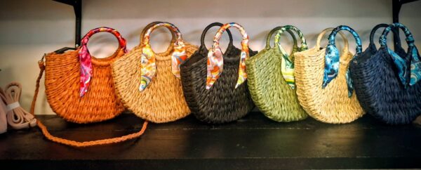 2026/03/1000022788.jpg Rieten-tas met sjaaltje