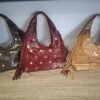 Dragebare tas met gouden studs en franjes