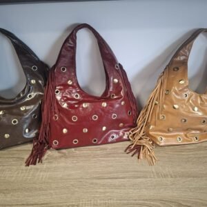 Dragebare tas met gouden studs en franjes