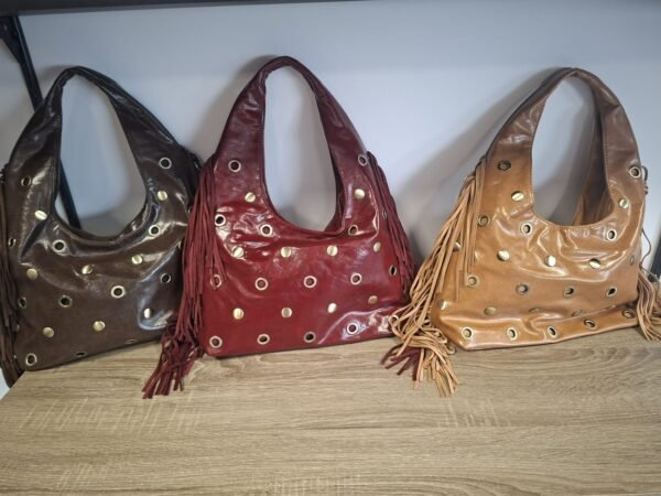 Dragebare tas met gouden studs en franjes
